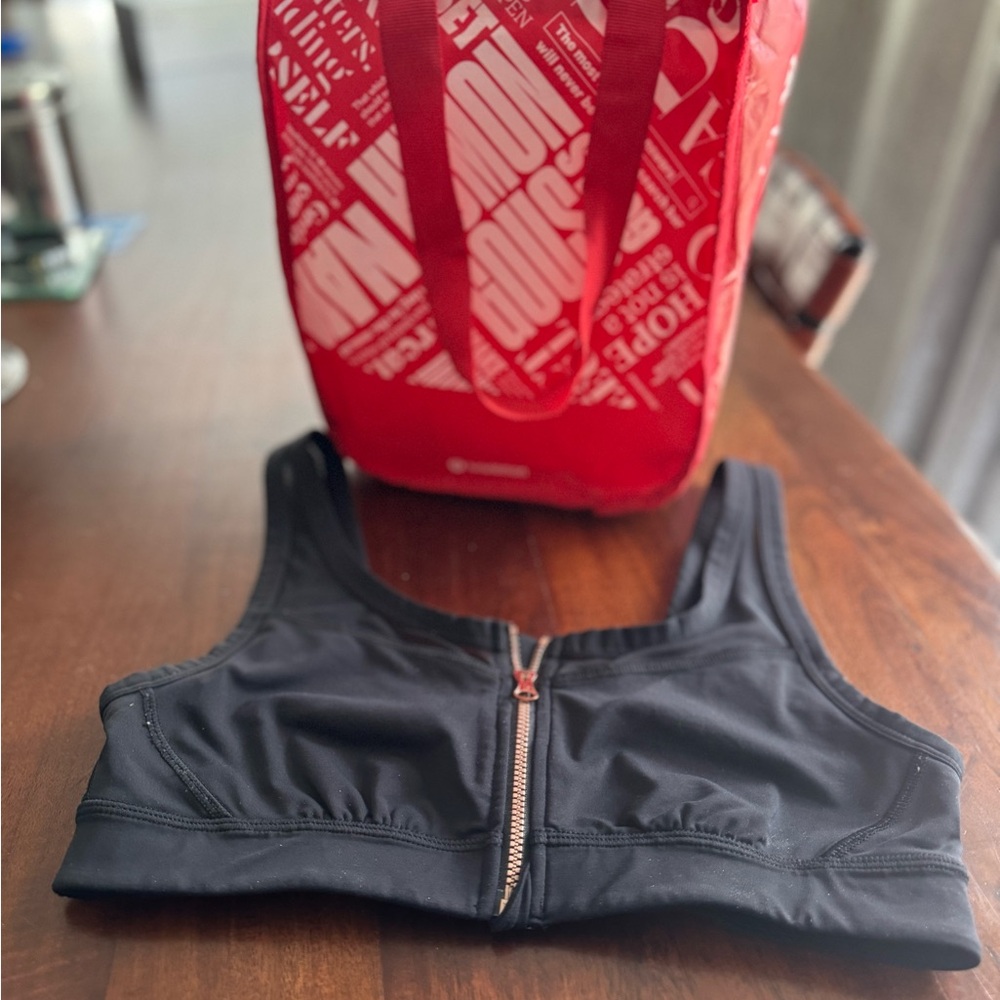 Lululemon Athletica Woman's Black Mesh Detail Sport Bra US2- size 2